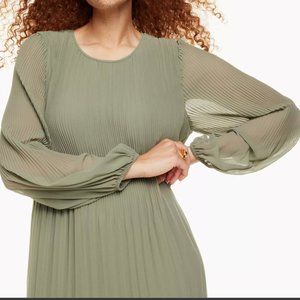 Aritzia // Wilfred Daydreamer Midi Dress Pleated chiffon midi dress // Sage XXS